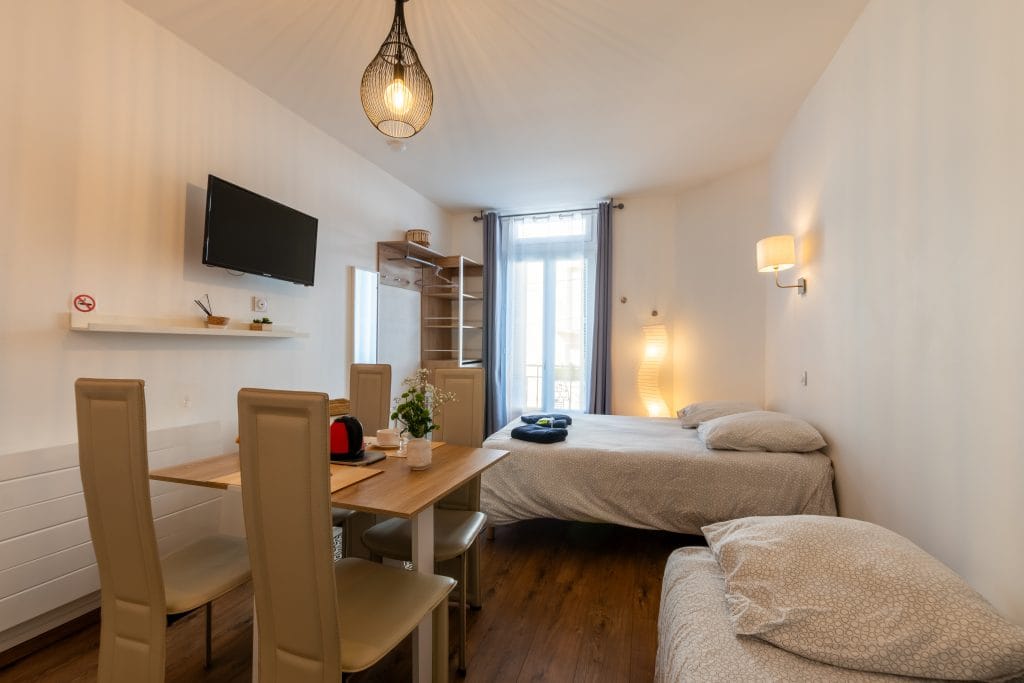 salon-lumineux-appartement-hautes-pyrenees
