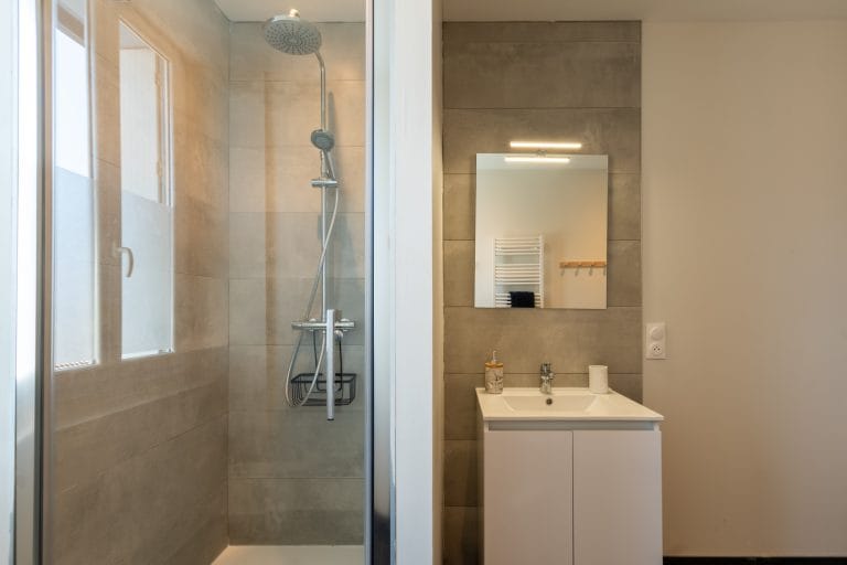 appartement-belvedere-douche-italienne-studio-meuble-lourdes-le-pavillon-bleu