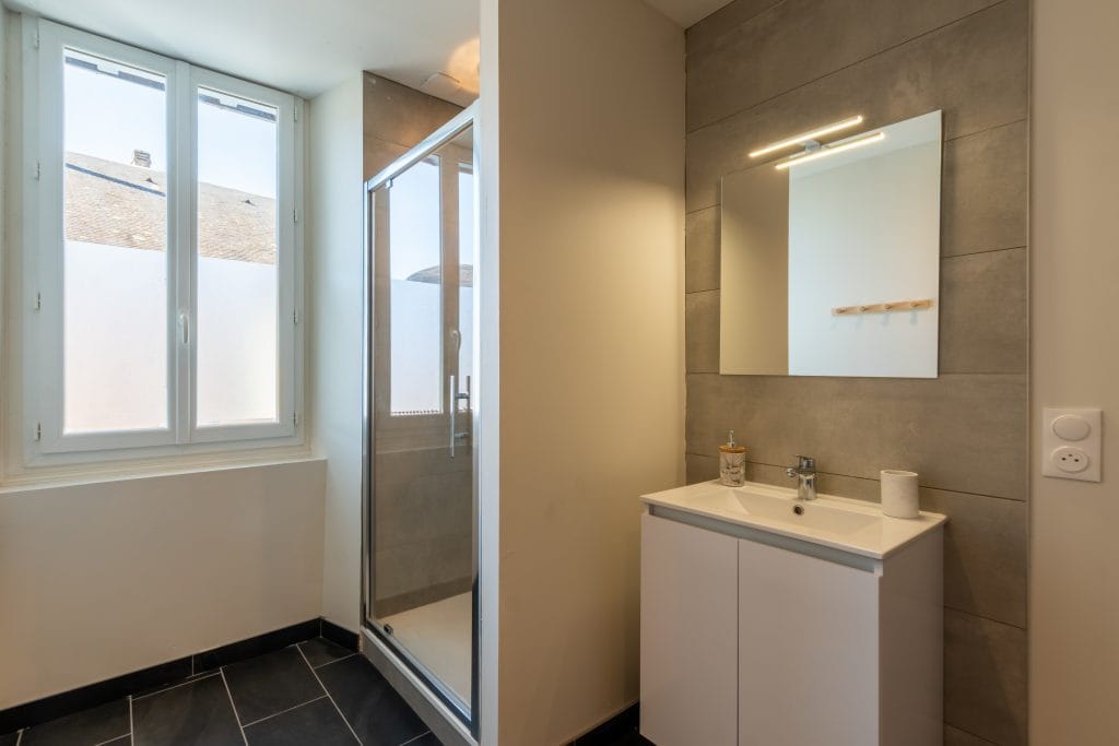 appartement-belvedere-salle-de-bain-moderne-location-lourdes-le-pavillon-bleu