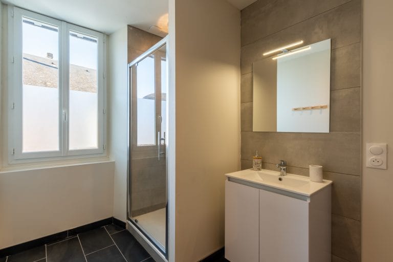 appartement-belvedere-salle-de-bain-moderne-location-lourdes-le-pavillon-bleu