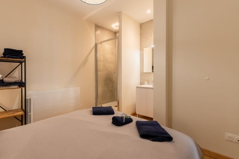 appartement-cote-cour-espace-nuit-hebergement-calme-lourdes-pavillon-bleu
