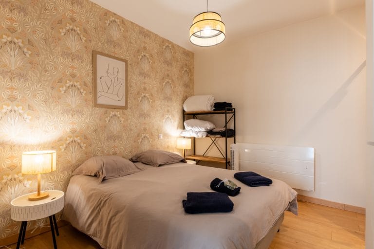 appartement-cote-cour-piece-a-vivre-location-lourdes-centre-pavillon-bleu