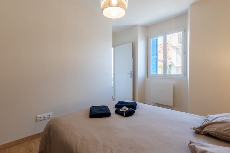 appartement-cote-pyrenees-chambre-double-confortable-location-lourdes-le-pavillon-bleu