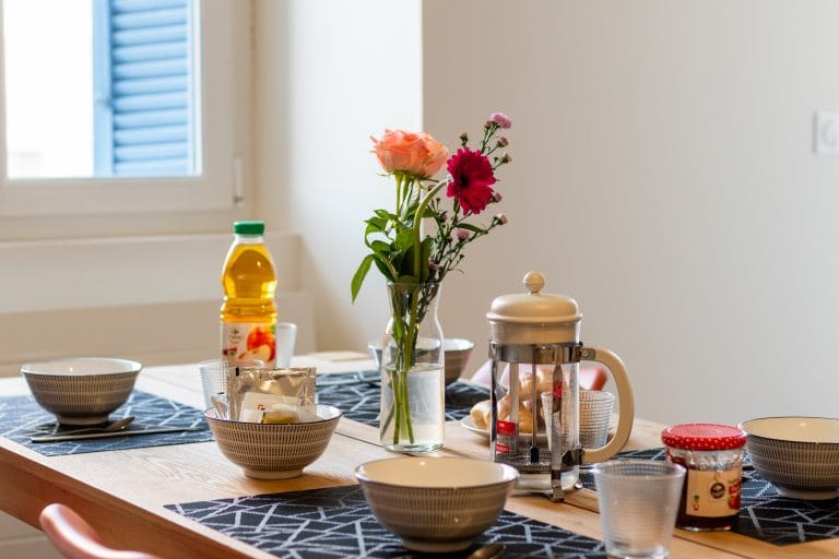 appartement-cote-pyrenees-coin-repas-appartement-vacances-lourdes-pavillon-bleu