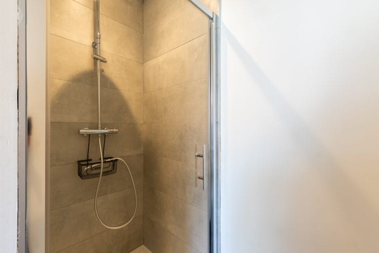 appartement-cote-pyrenees-douche-italienne-studio-meuble-lourdes-pavillon-bleu