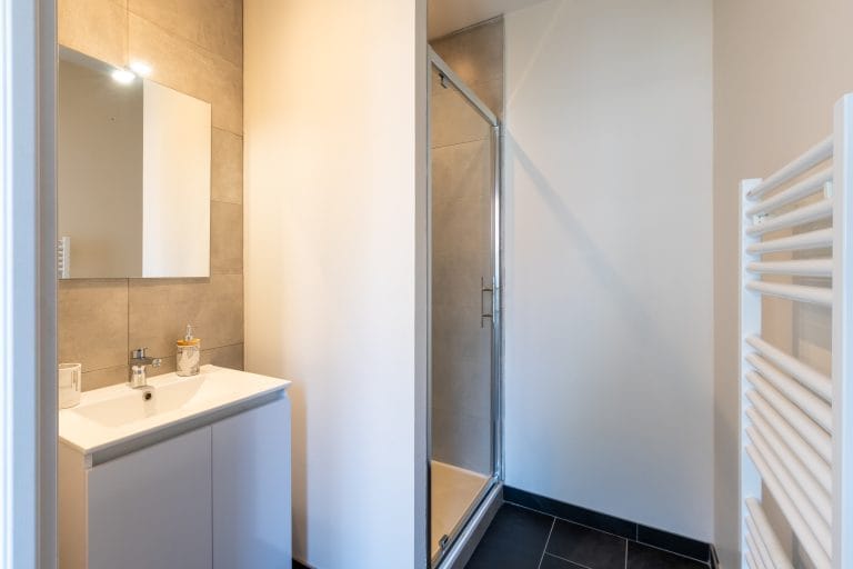 appartement-cote-pyrenees-salle-de-bain-moderne-location-lourdes-pavillon-bleu