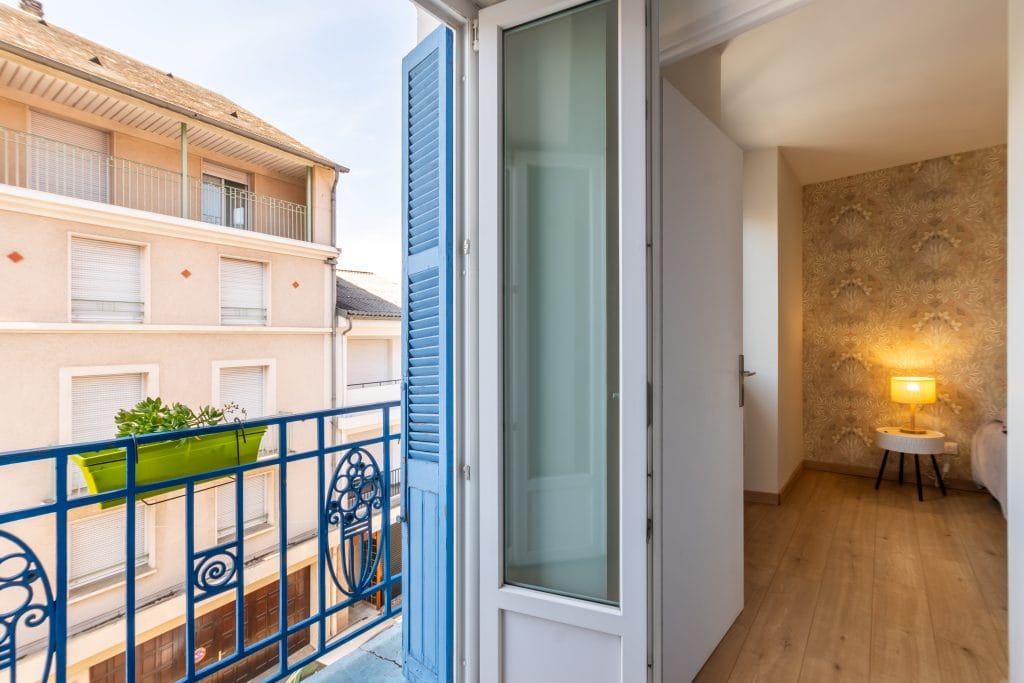 appartement-cote-pyrenees-sejour-meuble-proche-sanctuaire-lourdes-pavillon-bleu