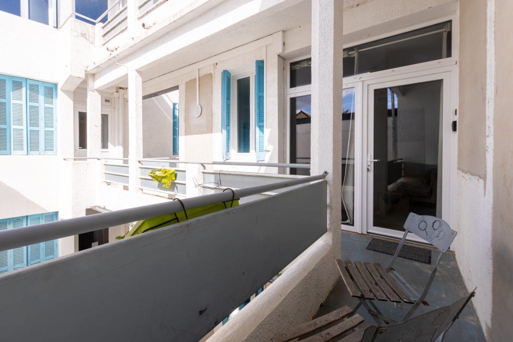 balcon-fleuri-balcon-privatif-location-appartement-lourdes-pavillon-bleu