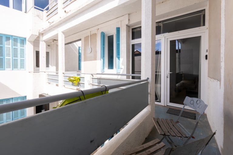 balcon-fleuri-balcon-privatif-location-appartement-lourdes-pavillon-bleu