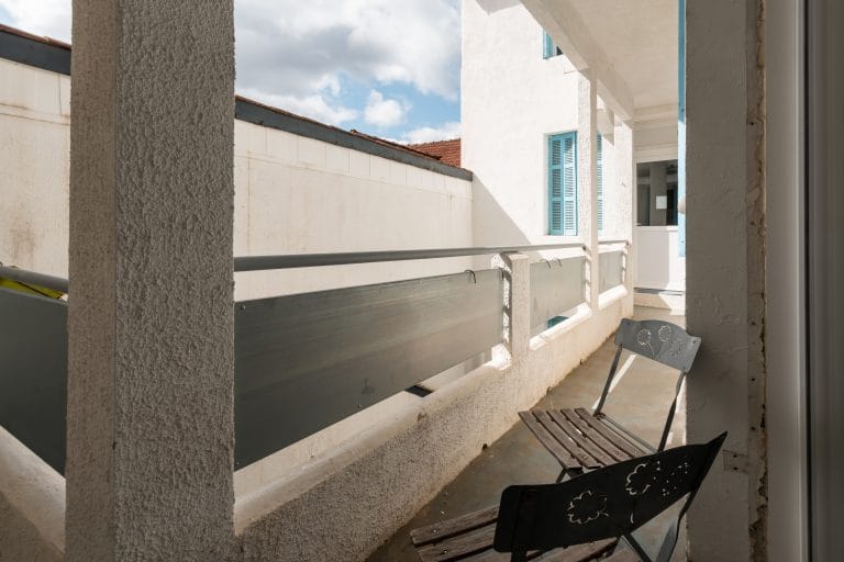 balcon-fleuri-coursive-exterieure-vacances-lourdes-le-pavillon-bleu