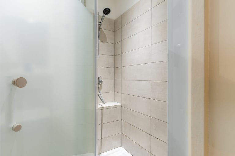studio-zen-douche-italienne-studio-meuble-lourdes-le-pavillon-bleu