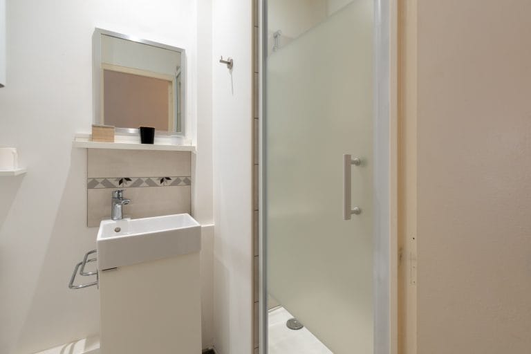 studio-zen-linge-toilette-fourni-hebergement-lourdes-le-pavillon-bleu